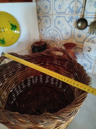 Cesto de mimbre antiguo con 4 asas