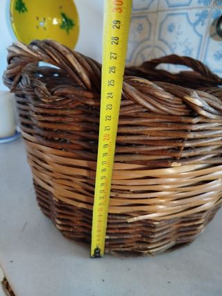 Cesto de mimbre antiguo con 4 asas