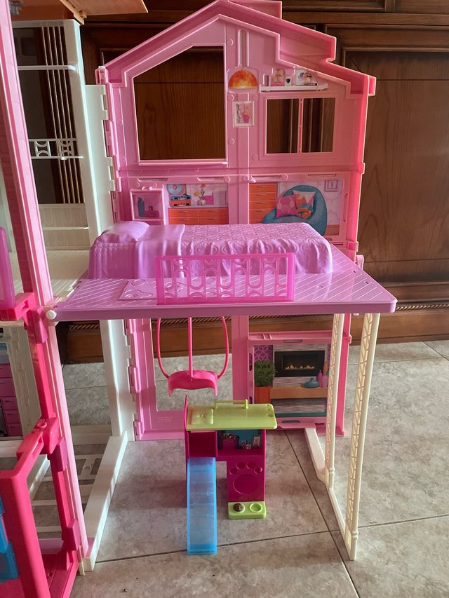 Casita de muñecas con accesorios