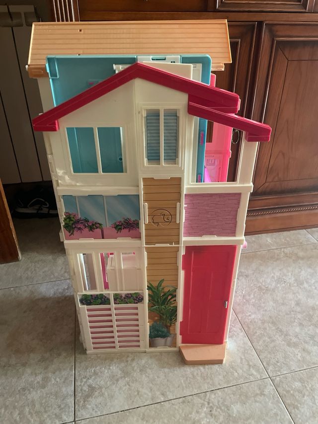 Casita de muñecas con accesorios