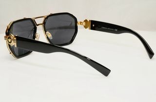 Gafas Versace Negras con cuadro dorado