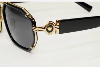 Gafas Versace Negras con cuadro dorado