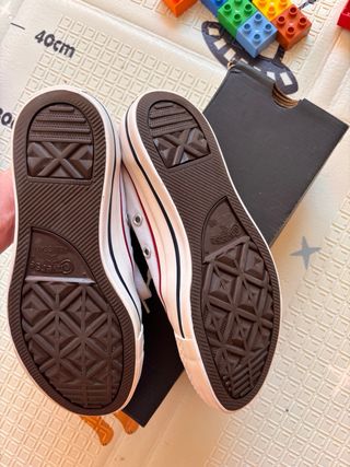 Converse Talla 37 Blancas con Detalles Rojos
