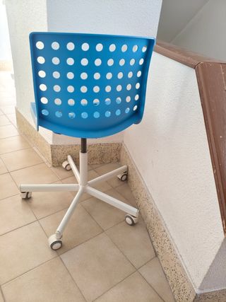 Silla de oficina azul con ruedas.