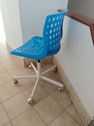 Silla de oficina azul con ruedas.