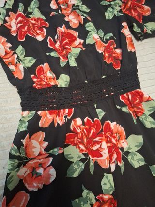 Mono floral negro con hombros descubiertos