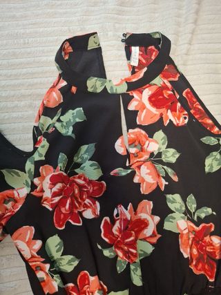 Mono floral negro con hombros descubiertos