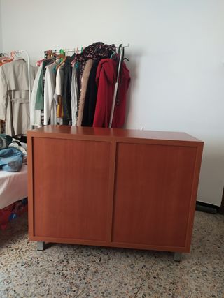 Cómoda de madera con cajones