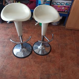 Taburetes Altos Cromados y Blancos