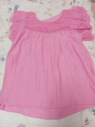 Camisa rosa con bordados ancha recojer en mano