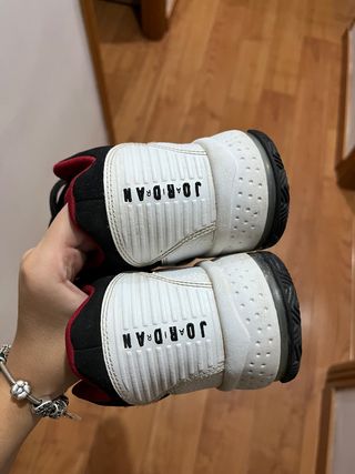 Zapatillas Jordan Negras y Blancas