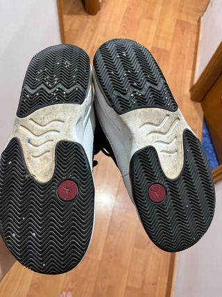 Zapatillas Jordan Negras y Blancas
