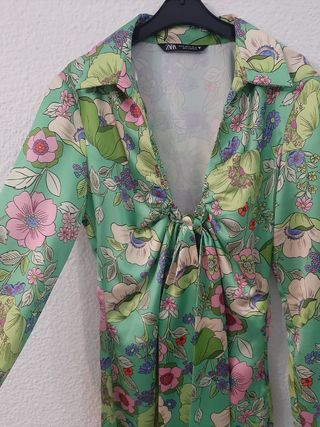 Vestido de flores verde Zara