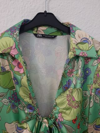 Vestido de flores verde Zara