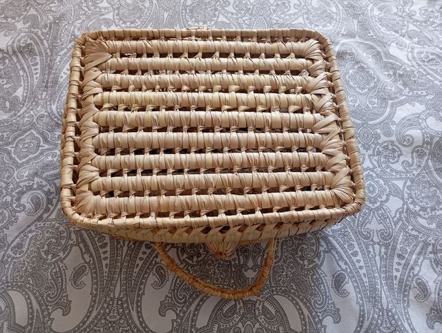 Cesta mimbre pequeña con asa