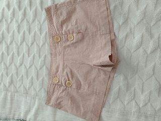 Pantalón corto a rayas con botones