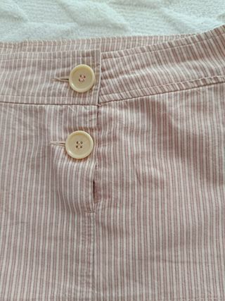 Pantalón corto a rayas con botones