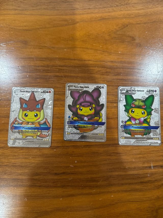 Lote 3 cartas metálicas Pokémon – Pikachu Cosplay