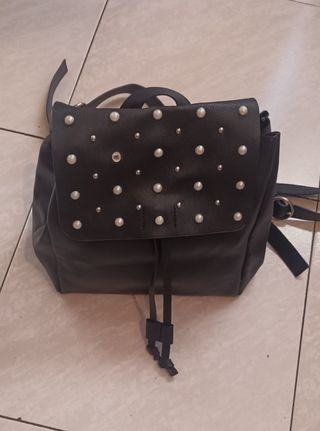 Mochila negra con abalorios