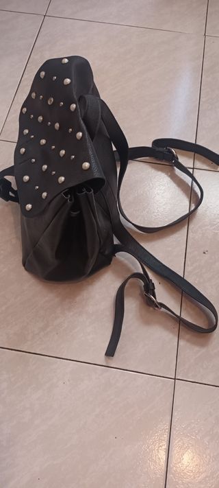 Mochila negra con abalorios