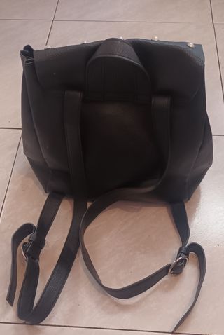 Mochila negra con abalorios