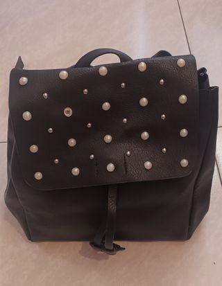 Mochila negra con abalorios