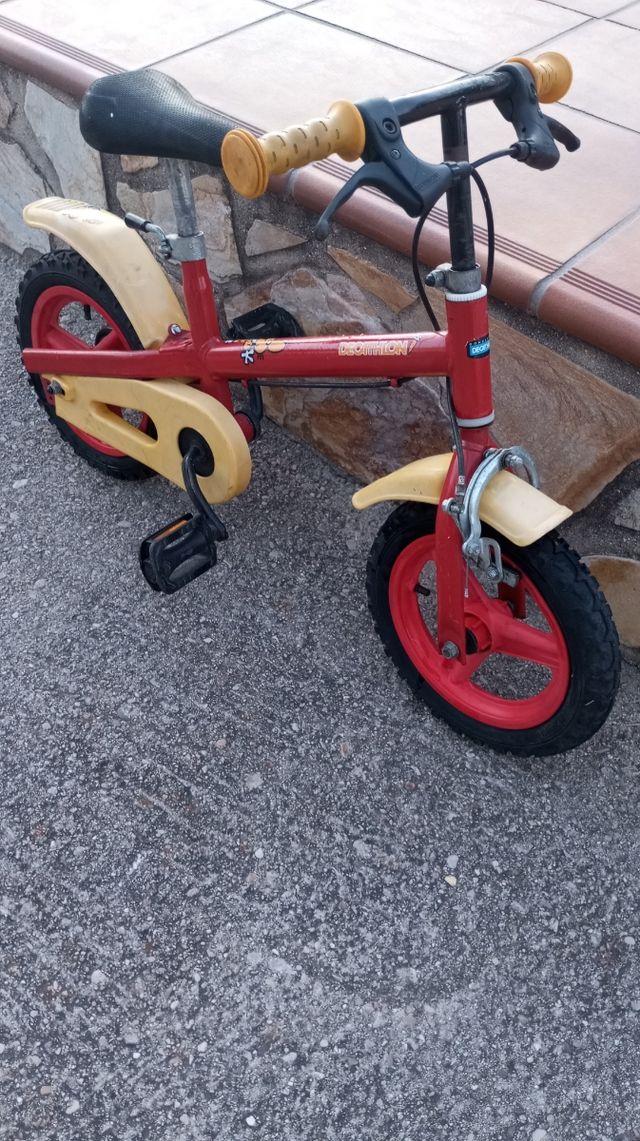 Bicicleta infantil roja y amarilla