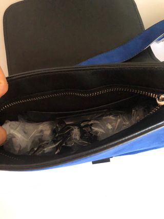 Bolso bandolera de ante color azul klein.