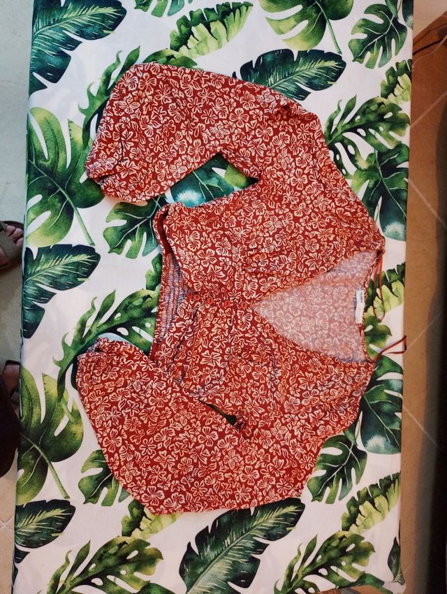 Camiseta estampada floral roja