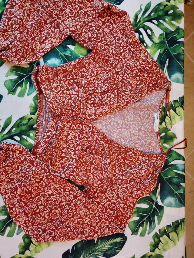 Camiseta estampada floral roja