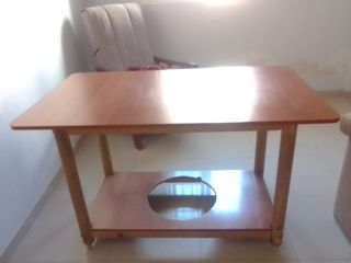 Mesa de madera marrón