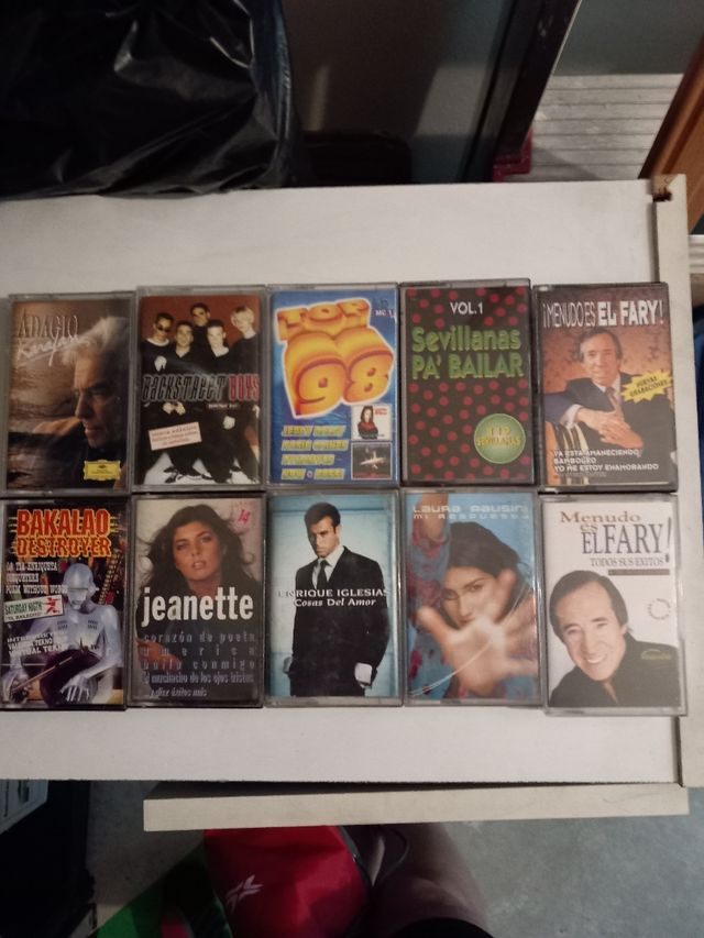 Cintas de varios cantantes originales.