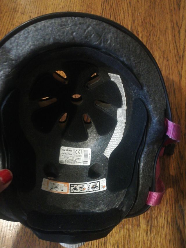 Casco infantil negro con diseño