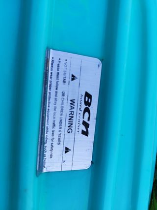 Monopatín Penny Azul con Ruedas Rojas. Tengo dos.