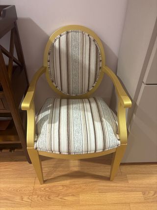 Silla tapizada dorada con estampado de rayas