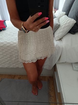 Falda de encaje blanca