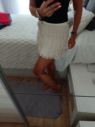 Falda de encaje blanca