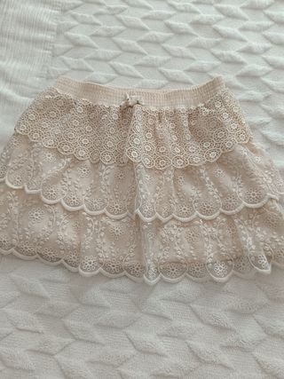 Falda de encaje blanca
