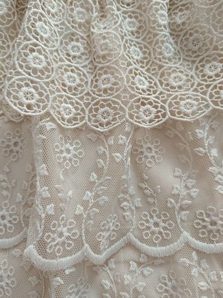 Falda de encaje blanca