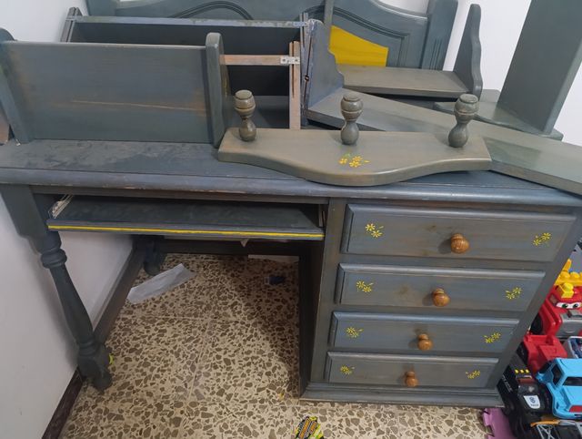 Escritorio y cabecero juvenil  y  estanterias