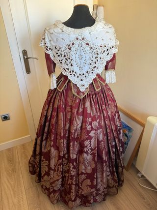 Traje de Fallera Mujer Rojo y dorado.