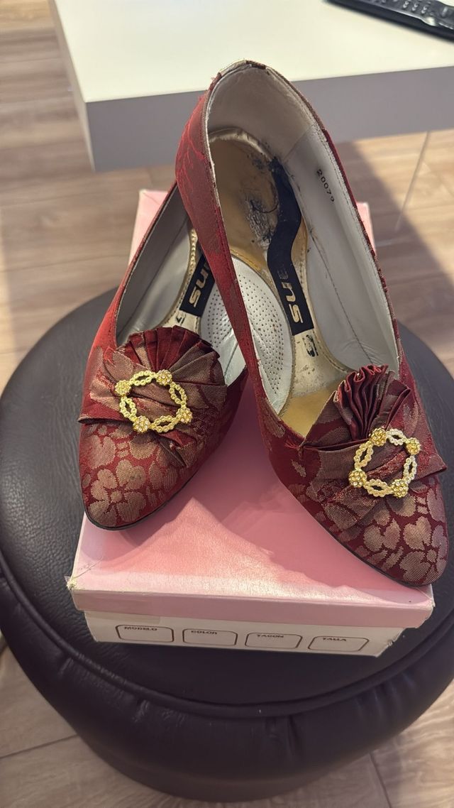 Traje de Fallera Mujer Rojo y dorado.