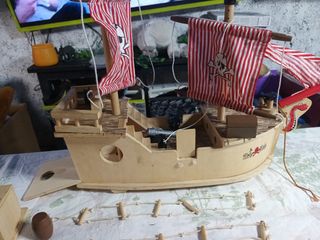Barco de madera pirata con figuras