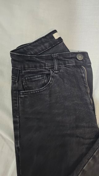 Pantalones negros acampanados