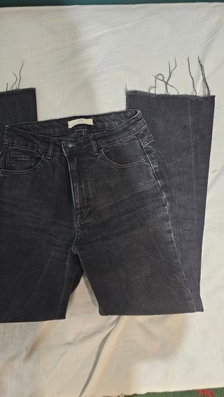 Pantalones negros acampanados
