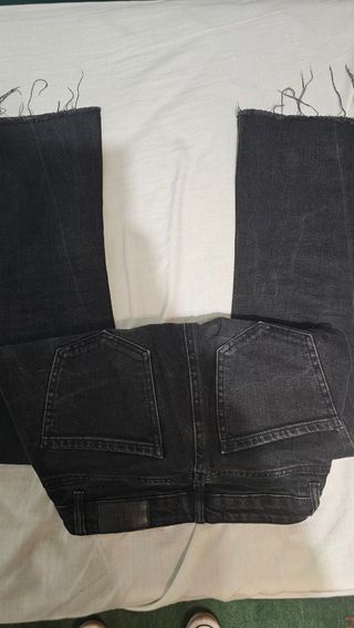 Pantalones negros acampanados