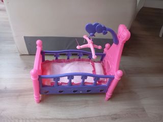 Cuna de muñecas rosa y morada