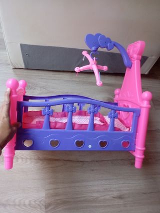 Cuna de muñecas rosa y morada