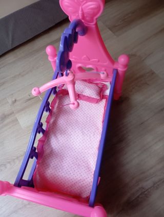 Cuna de muñecas rosa y morada