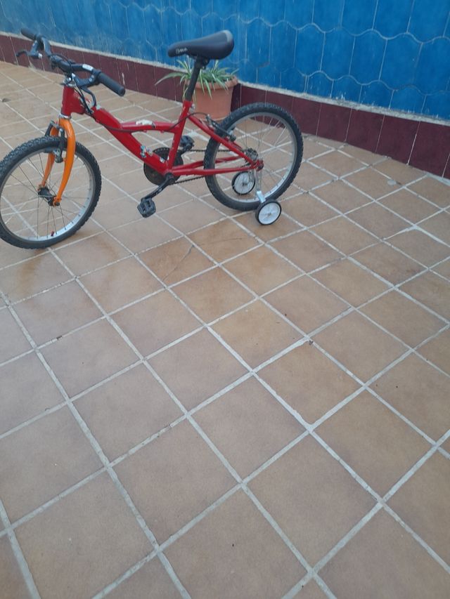Bicicleta infantil roja hasta 10 - 12 años